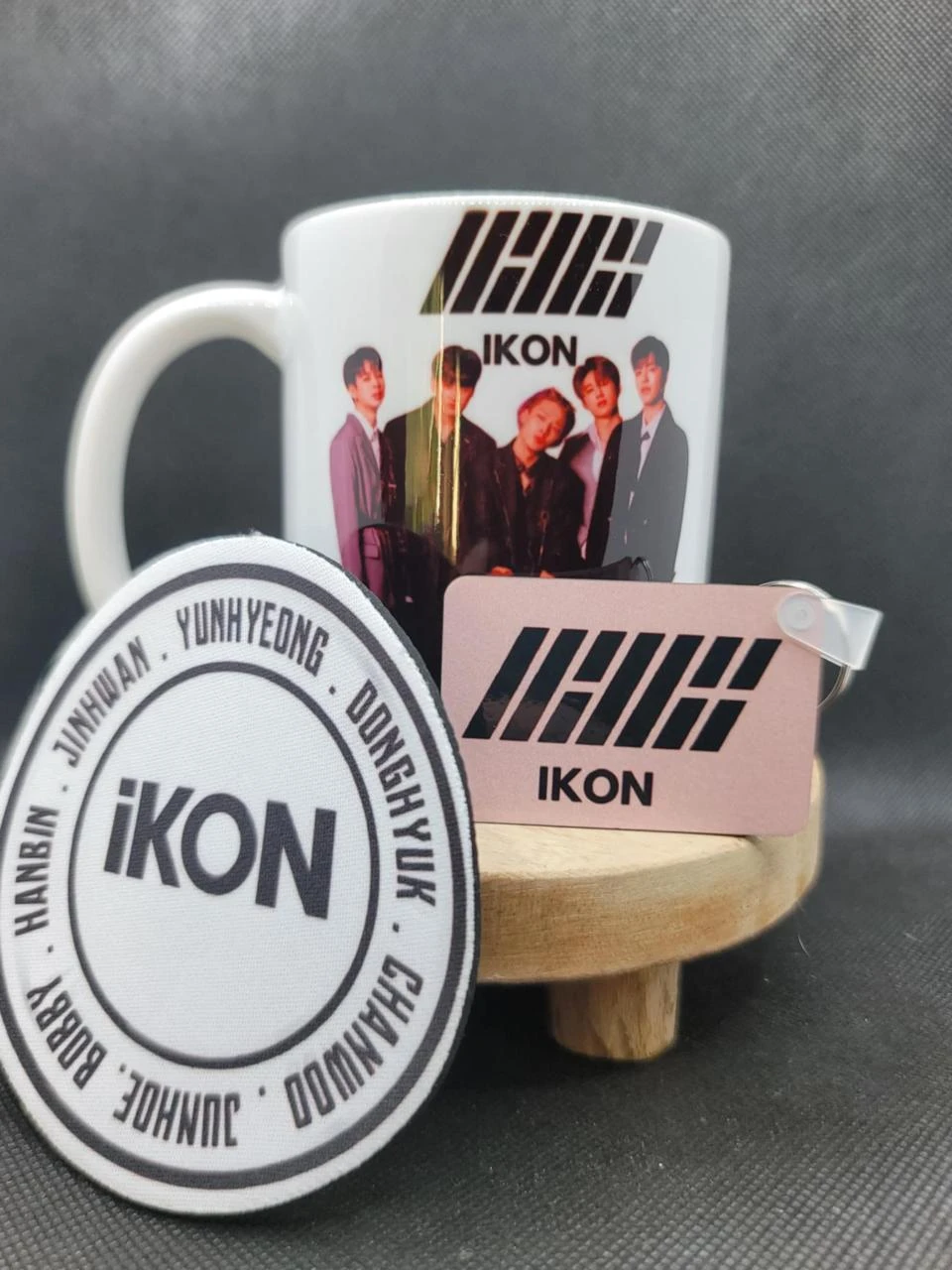 🎁 Coffret Mug – Mug + Sleutelhanger + Onderzetters – iKON ❤️🎤 – photo 2